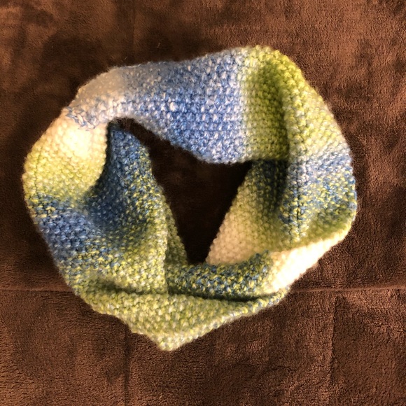 Hand crafted twist cowl knit in seed stitch - Picture 4 of 5
